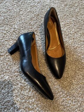Vionic Black Leather Pointed Toe Block Heel Pumps